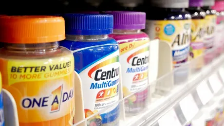 Multivitaminele pot încetini îmbătrânirea biologică, spun experții. Ce vitamine să iei, de la A la Zinc