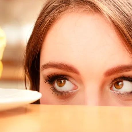 Cum poți opri pofta de mâncare în 15 minute. Metoda prin care să-ți controlezi creierul să nu mai mănânci prostii