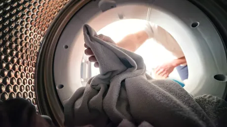 Lucruri pe care să nu le bagi niciodată în mașina de spălat. Riști să strici și hainele, și mașina