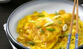 Cum fac chinezii omletă. Ingredientul secret care o face pufoasă și crocantă
