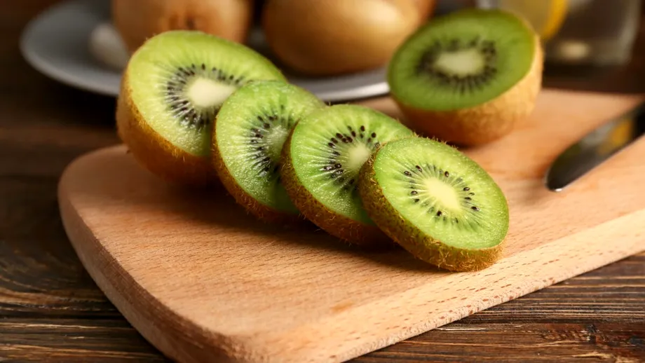 Kiwi, unul dintre cele mai sănătoase fructe? De ce specialiștii spun să-l mănânci și cu coajă