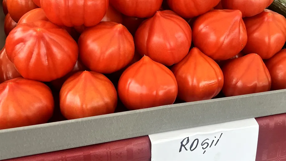 Cu cât se vinde 1 kg de roșii în Piața Obor acum, cu 4 zile înainte de Paște. Sunt mai scumpe decât carnea!