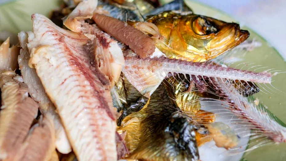 Ți-a rămas un os de pește în gât? Cât este de periculos și ce trebuie să faci imediat