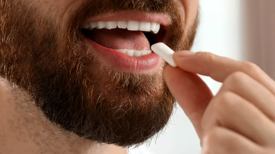 Guma de mestecat eliberează mii de microplastice toxice în gură, avertizează cercetătorii