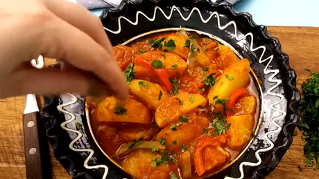 Condimentul pe care să nu-l pui în tocănița de cartofi, niciodată. Îi strică gustul și poți să o arunci la gunoi