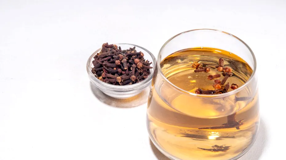 Cum să pregătești apă de cuișoare pentru dureri. Remediul natural din bucătărie