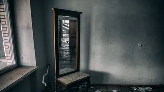 Au cumpărat o casă abandonată din 1880, iar ce au găsit în spatele unei oglinzi sparte i-a lăsat fără cuvinte!