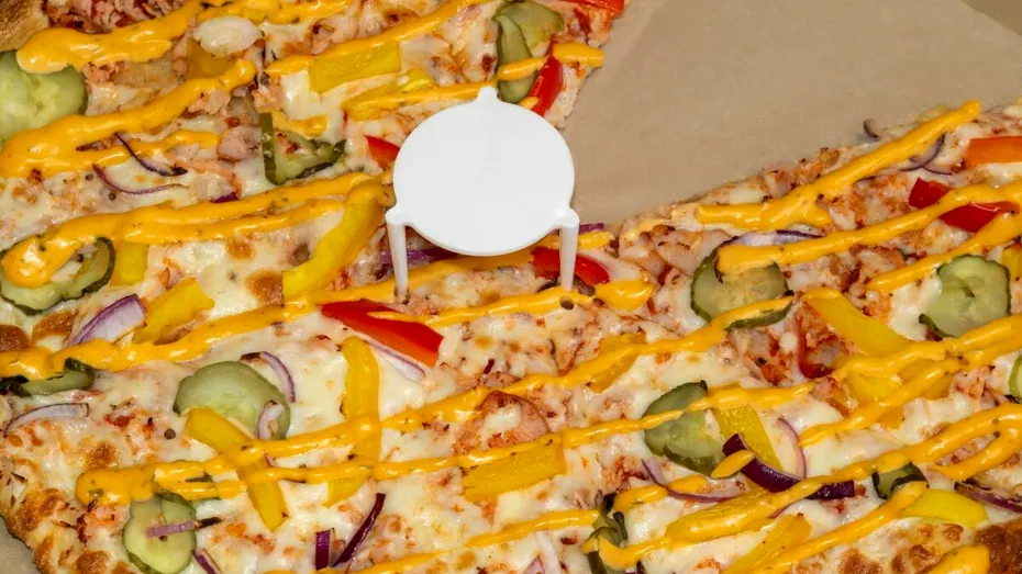 De ce unele cutii de pizza vin cu un „trepied” din plastic. La ce folosește, de fapt