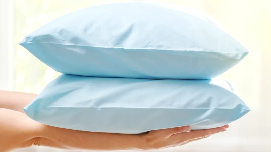 Cum îți împrospătezi pernele fără să le speli. Un truc simplu care elimină mirosurile și le face din nou pufoase