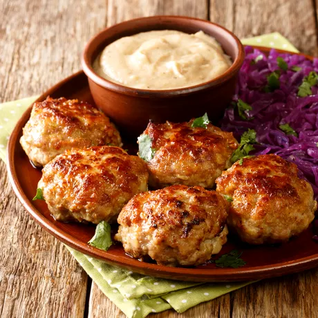 Cum să prepari chiftele din cârnați. Sunt bune de te lingi pe degete!