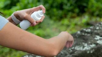 Spray-ul de casă natural care alungă țânțarii. Rețeta pe care o poți face în doar 5 minute