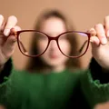 (P) Poate astigmatismul să se agraveze în timp? Ce influențează evoluția dioptriilor