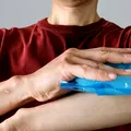 Gheață sau compresă caldă pentru durere? Un medic explică diferența și când trebuie folosită fiecare