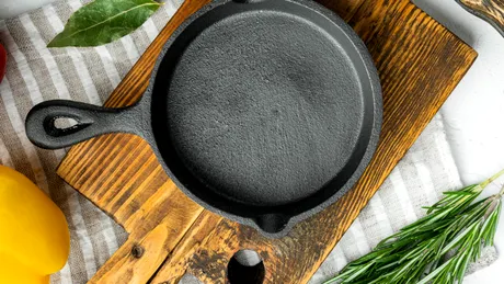Ce să nu gătești niciodată în tigăile de fontă