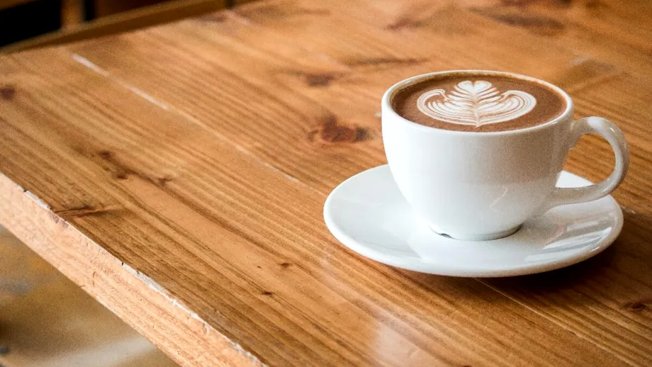 Turmenic latte, băutura care cucerește iubitorii de cafea. Ce beneficii poate avea pentru sănătate?