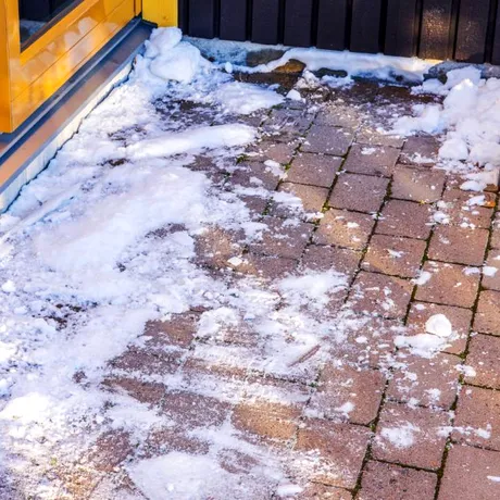 Cum să folosești zațul de cafea pentru a nu aluneca dacă ți-au înghețat treptele sau aleile din curte