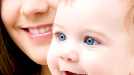 De ce se liniştesc bebeluşii atunci când sunt luaţi în braţe? Ştiinţa ne oferă răspunsul