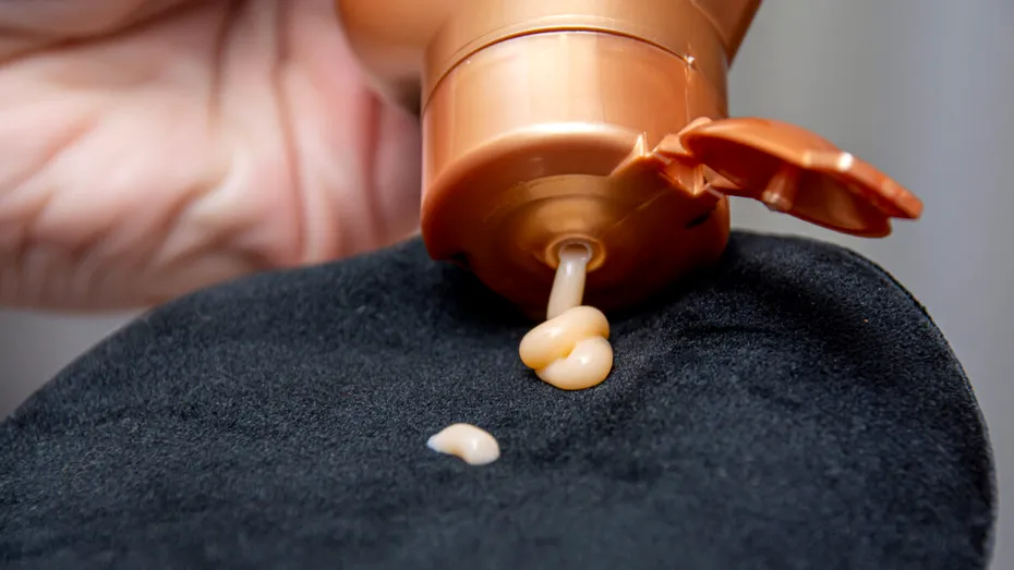 Cu ce se curăță petele de autobronzant de pe piele și de pe haine