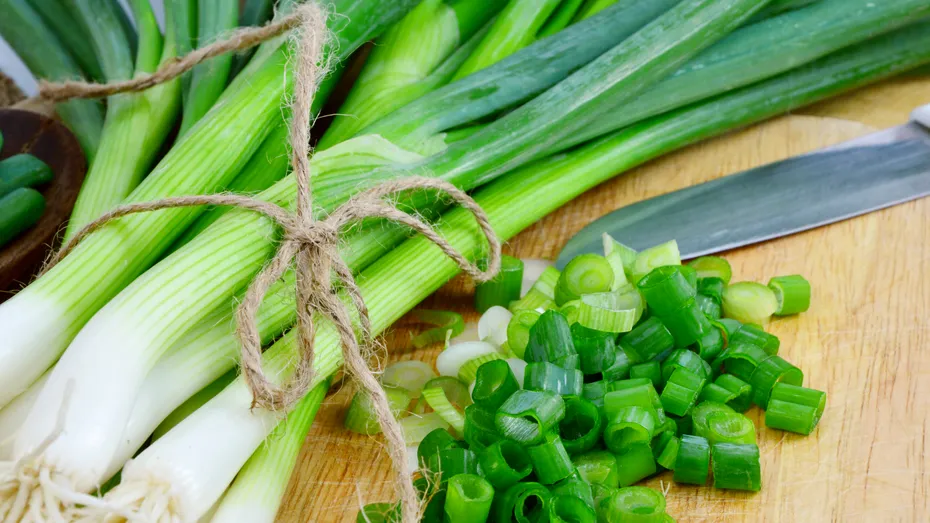 De ce să nu mai arunci capetele de la ceapa verde? Sunt mai utile decât crezi