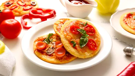 Mini pizza pe lipii de mălai. Rețetă rapidă, gata în doar 25 de minute