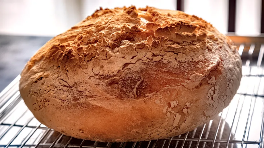 Pâine coaptă pe foi de varză. Rețeta rustică care dă un gust aparte aluatului