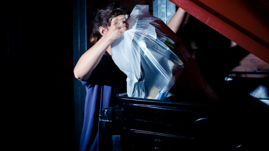 De ce nu e bine să scoți gunoiul seara din casă? Ce ți se poate întâmpla dacă faci asta