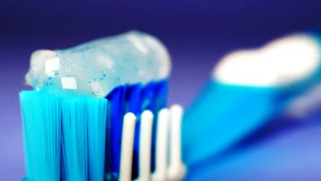 5 pericole la care te expui dacă nu folosești ața dentară