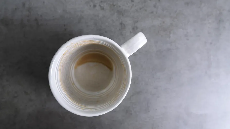 De ce se pătează cănile de cafea și ceai? 5 metode prin care le poți curăța fără să le zgârii
