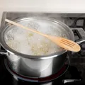 Funcționează trucul cu lingura de lemn pusă peste oala care fierbe?