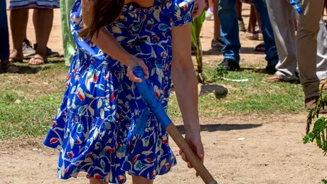 Kate Middleton, exotică în Caraibe. A dansat pe tocuri prin nisip, a dat cu sapa