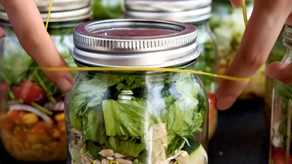 De ce e bine să pui un elastic pe borcan înainte de a-l deschide? Secretul pe care mulți români nu îl cunosc