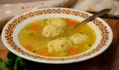 Supa cu găluște de cartofi, așa cum o găteau străbunicile. Rețeta care nu dă greș