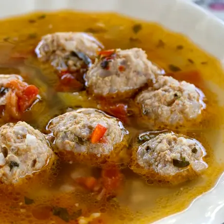 De câtă carne și orez ai nevoie pentru 50 de perișoare. Secretul gospodinelor pentru o ciorbă gustoasă