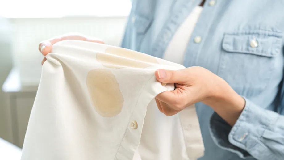 Cum scoți petele de fond de ten de pe hainele albe. Trucul care îți face bluzele ca noi
