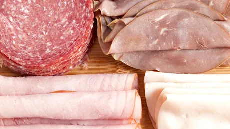 Câte zile rezistă la frigider mezelurile feliate. Cum îți dai seama că s-au stricat, fără să le miroși