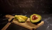 De ce să nu tai niciodată avocado cu un cuțit metalic. Greșeala pe care o face aproape toată lumea