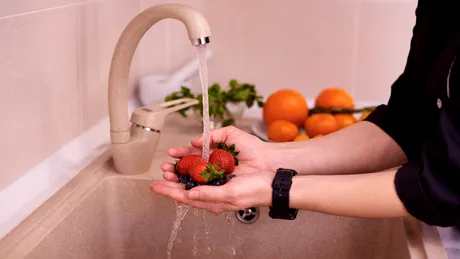 Cum să speli corect fructele de pădure înainte să le mănânci. Pot ieși VIERMI din ele!