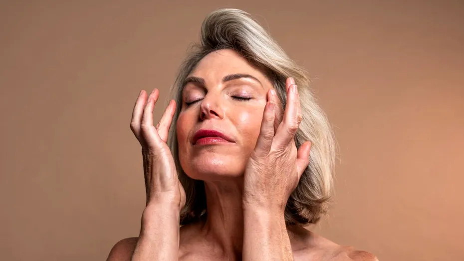 După 50 de ani, pielea are alte nevoi. Protocolul recomandat de dermatologi pentru fermitate, hidratare și regenerare