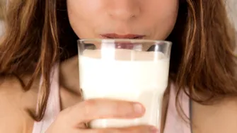 Un pahar cu lapte după efortul fizic te ferește de osteoporoză la bătrânețe. Dar ce lapte trebuie să bei: de vacă sau de soia?