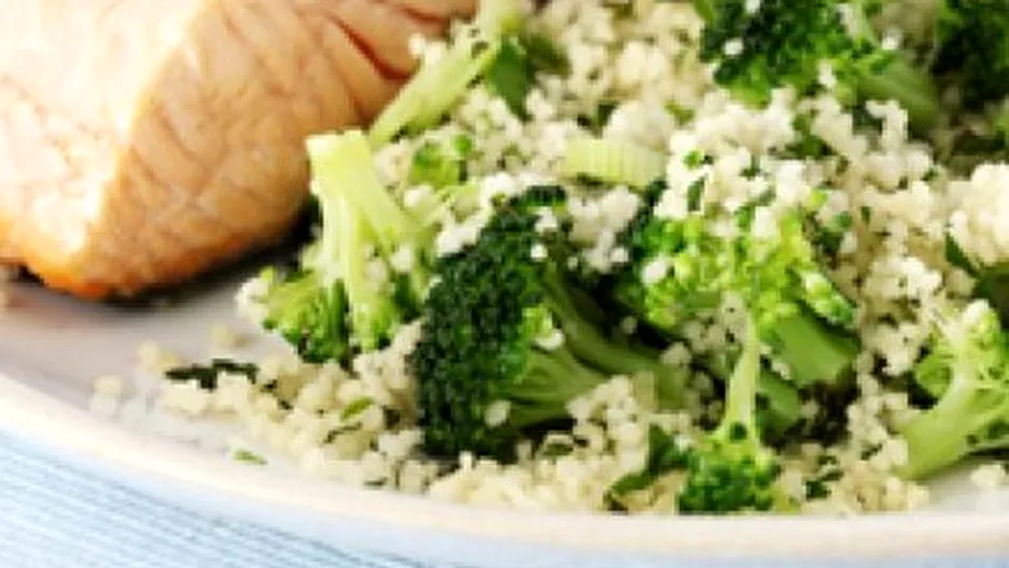 Reţetă Dukan: Somon la grătar cu salată tabouleh şi broccoli