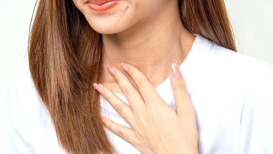 Motivele pentru care tușești cu flegmă. SOLUȚII contra mucusului din gât