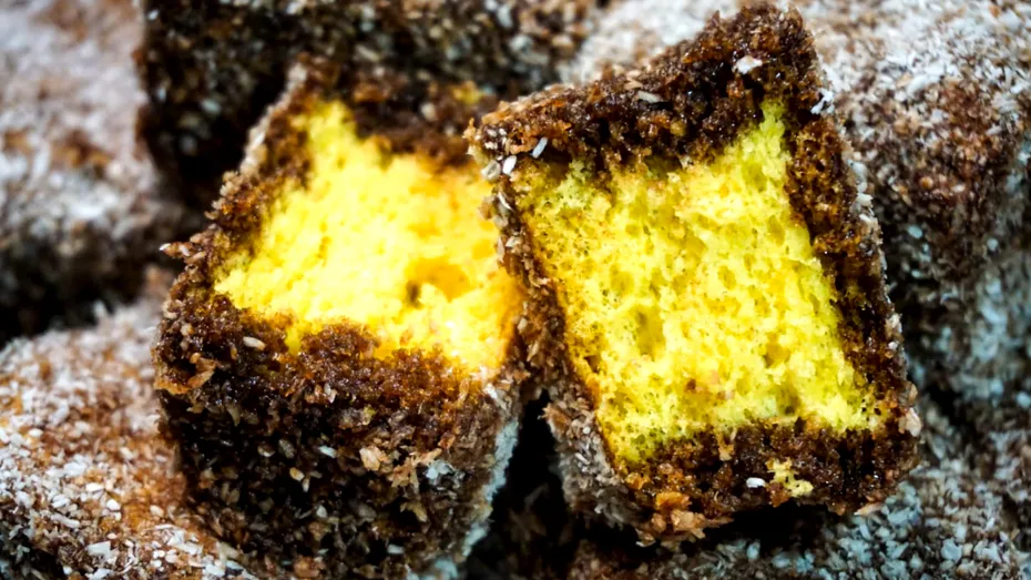 Prăjitura tăvălită: desert clasic cu cocos și ciocolată! Ușor de făcut acasă