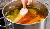Condimentul care nu trebuie pus niciodată în supa de pui. Îi strică gustul de tot!