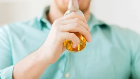 Băutura care îți îmbătrânește creierul cu 10 ani. O bei cu plăcere, dar știi care sunt consecințele?