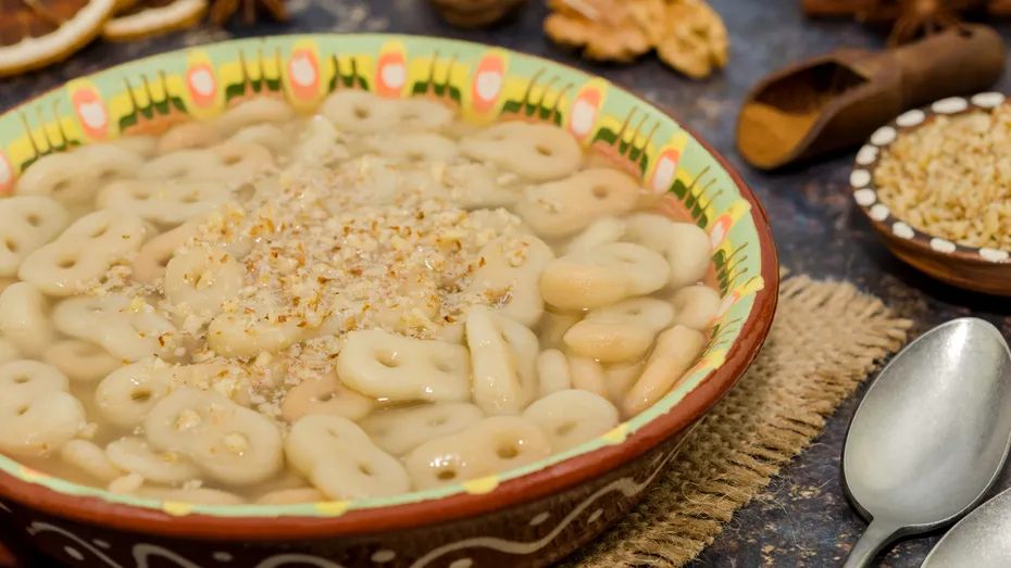 Rețetă mucenici muntenești, fierți. Ce să pui în zeamă ca să aibă o aromă deosebită