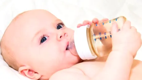 Bebeluşii hrăniţi cu lapte de vacă riscă să devină supraponderali