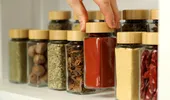 Cum trebuie păstrate condimentele pentru a-și păstra aroma. Greșeala pe care o fac mulți în bucătărie