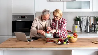Dieta după 65 de ani. Ce trebuie să mănânci să trăiești mai mult și mai bine