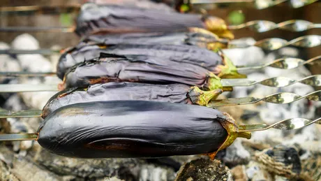 Cum să cureți vinetele coapte de două ori mai repede. 3 trucuri salvatoare