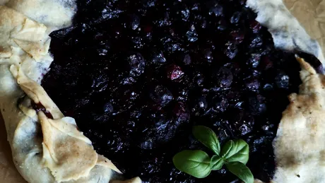 Ți-e poftă de ceva dulce? Fă tartă cu afine – cea mai simplă rețetă fără drojdie